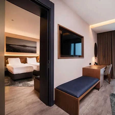 מלון Radisson Blu Hotel, Mount 4*