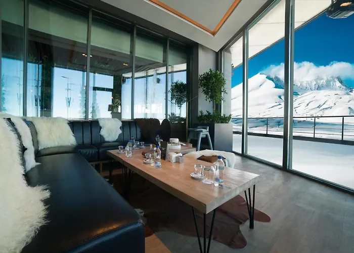 Radisson Blu Hotel, Mount Hotel